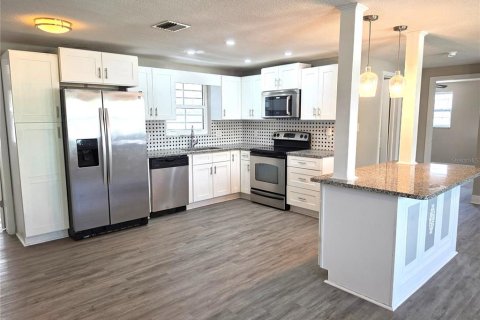 Купить виллу или дом в Холидэй, Флорида 8 комнат, 94.85м2, № 2267395 - фото 14