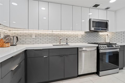 Condo in Hallandale Beach, Florida, 2 bedrooms № 1986071 - photo 2