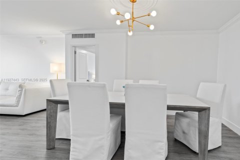 Condo in Hallandale Beach, Florida, 2 bedrooms № 1986071 - photo 15