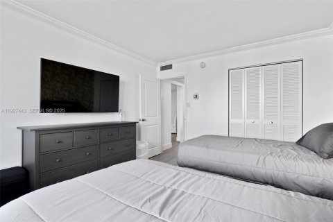 Condo in Hallandale Beach, Florida, 2 bedrooms № 1986071 - photo 17