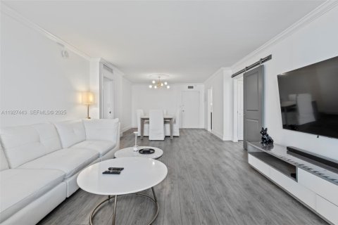 Condo in Hallandale Beach, Florida, 2 bedrooms № 1986071 - photo 12