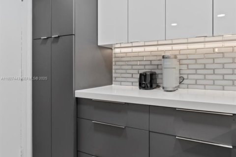 Condo in Hallandale Beach, Florida, 2 bedrooms № 1986071 - photo 7