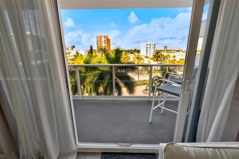 Condo in Hallandale Beach, Florida, 2 bedrooms № 1986071 - photo 27