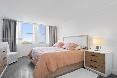 Condo in Hallandale Beach, Florida, 2 bedrooms № 1986071 - photo 18