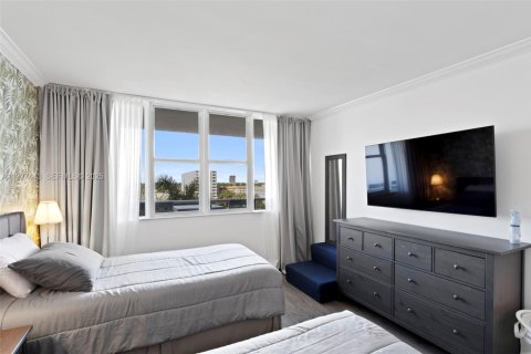 Condo in Hallandale Beach, Florida, 2 bedrooms № 1986071 - photo 24
