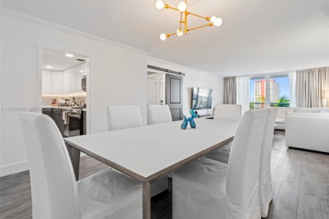 Condo in Hallandale Beach, Florida, 2 bedrooms № 1986071 - photo 16