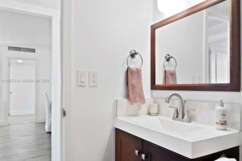 Condo in Hallandale Beach, Florida, 2 bedrooms № 1986071 - photo 26
