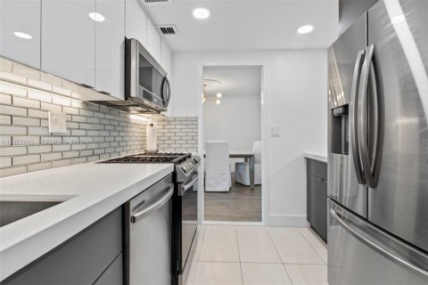 Condo in Hallandale Beach, Florida, 2 bedrooms № 1986071 - photo 4