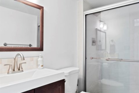 Condo in Hallandale Beach, Florida, 2 bedrooms № 1986071 - photo 25