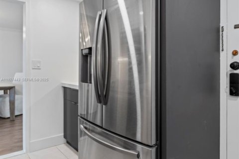 Condo in Hallandale Beach, Florida, 2 bedrooms № 1986071 - photo 6