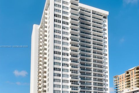 Condo in Hallandale Beach, Florida, 2 bedrooms № 1986071 - photo 1