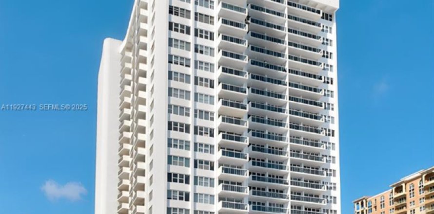 Condo in Hallandale Beach, Florida, 2 bedrooms № 1986071