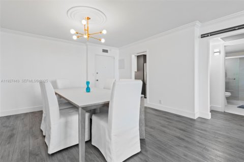 Condo in Hallandale Beach, Florida, 2 bedrooms № 1986071 - photo 14