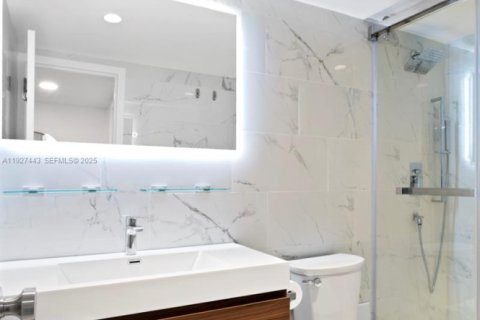 Condo in Hallandale Beach, Florida, 2 bedrooms № 1986071 - photo 21