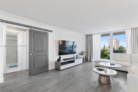 Condo in Hallandale Beach, Florida, 2 bedrooms № 1986071 - photo 9