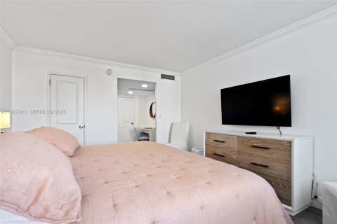 Condo in Hallandale Beach, Florida, 2 bedrooms № 1986071 - photo 19