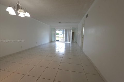 Снять в аренду кондоминиум в Пемброк-Пайнс, Флорида 2 спальни, 108.7м2, № 1920915 - фото 2