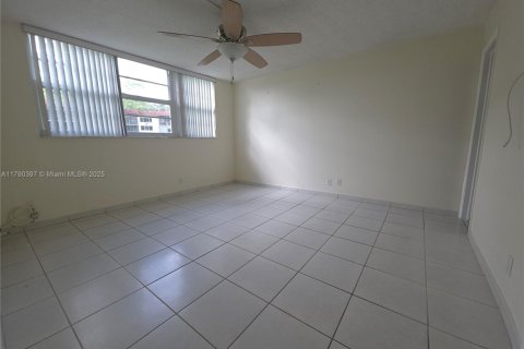 Снять в аренду кондоминиум в Пемброк-Пайнс, Флорида 2 спальни, 108.7м2, № 1920915 - фото 6