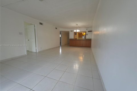 Снять в аренду кондоминиум в Пемброк-Пайнс, Флорида 2 спальни, 108.7м2, № 1920915 - фото 3