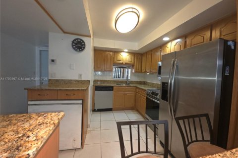 Снять в аренду кондоминиум в Пемброк-Пайнс, Флорида 2 спальни, 108.7м2, № 1920915 - фото 1