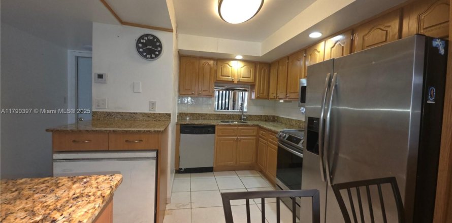 Кондоминиум с 2 спальнями в Пемброк-Пайнс, Флорида № 1920915