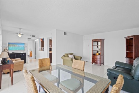 Copropriété à vendre à Aventura, Floride: 1 chambre, 75.81 m2 № 1984084 - photo 10