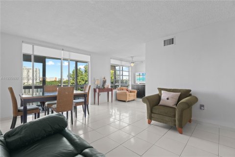 Copropriété à vendre à Aventura, Floride: 1 chambre, 75.81 m2 № 1984084 - photo 2