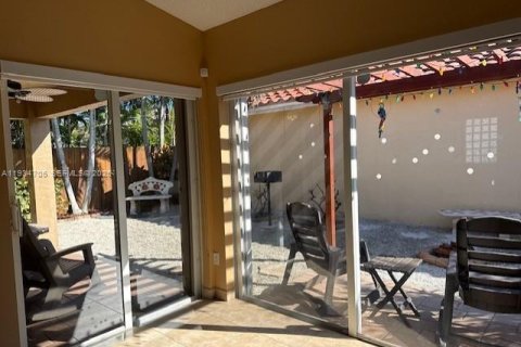House in Miami, Florida 3 bedrooms, 142.98 sq.m. № 1992860 - photo 4