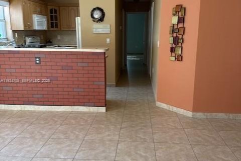 House in Miami, Florida 3 bedrooms, 142.98 sq.m. № 1992860 - photo 7