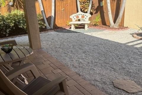 House in Miami, Florida 3 bedrooms, 142.98 sq.m. № 1992860 - photo 9