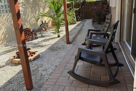 House in Miami, Florida 3 bedrooms, 142.98 sq.m. № 1992860 - photo 10