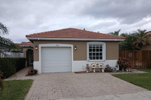 House in Miami, Florida 3 bedrooms, 142.98 sq.m. № 1992860 - photo 1