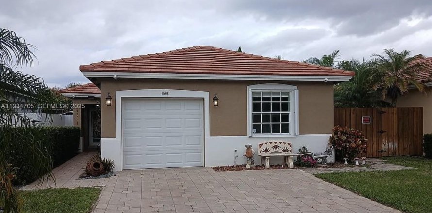 House in Miami, Florida 3 bedrooms, 142.98 sq.m. № 1992860