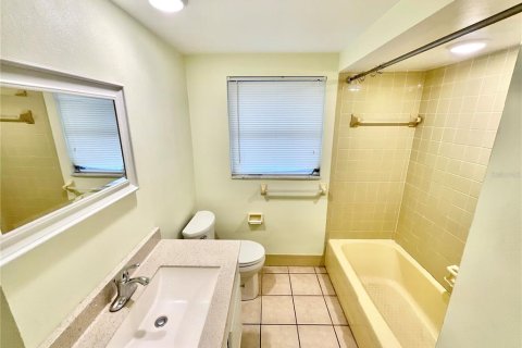 Villa ou maison à louer à Port Richey, Floride: 2 chambres, 115.66 m2 № 2397098 - photo 12