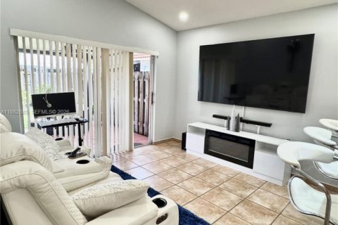 Снять в аренду виллу или дом в Майами, Флорида 3 спальни, 115.38м2, № 2050287 - фото 9