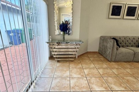 Снять в аренду виллу или дом в Майами, Флорида 3 спальни, 115.38м2, № 2050287 - фото 3