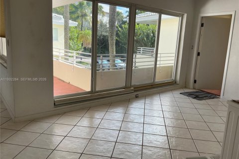 Снять в аренду кондоминиум в Бэл-Харбор, Флорида 2 спальни, 93.37м2, № 2004257 - фото 4