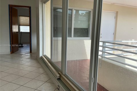 Снять в аренду кондоминиум в Бэл-Харбор, Флорида 2 спальни, 93.37м2, № 2004257 - фото 5