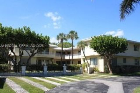 Снять в аренду кондоминиум в Бэл-Харбор, Флорида 2 спальни, 93.37м2, № 2004257 - фото 2