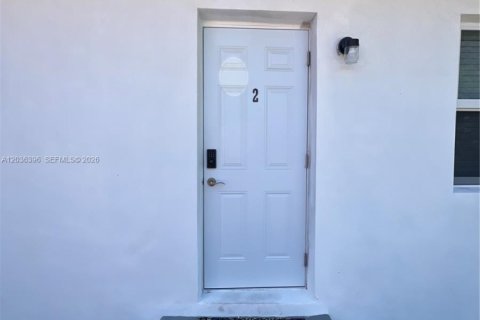 Villa ou maison à louer à Hollywood, Floride: 2 chambres, 213.12 m2 № 2084297 - photo 2