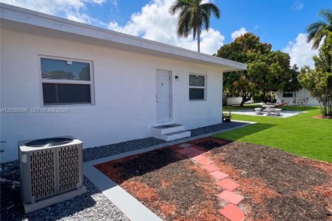 Villa ou maison à louer à Hollywood, Floride: 2 chambres, 213.12 m2 № 2084297 - photo 1