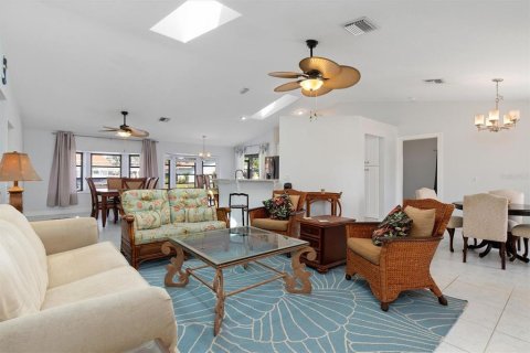 House in Punta Gorda, Florida 3 bedrooms, 165.18 sq.m. № 1765255 - photo 6