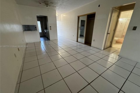 Condo in Miami, Florida, 1 bedroom  № 1804192 - photo 11