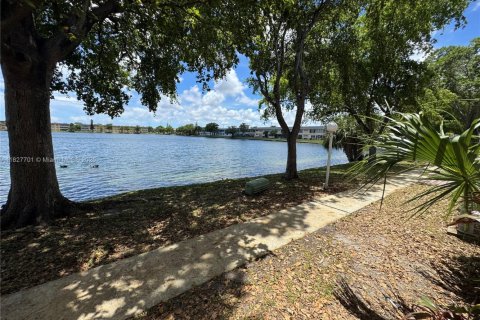 Condo in Miami, Florida, 1 bedroom  № 1804192 - photo 16