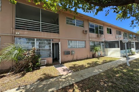 Condo in Miami, Florida, 1 bedroom  № 1804192 - photo 17