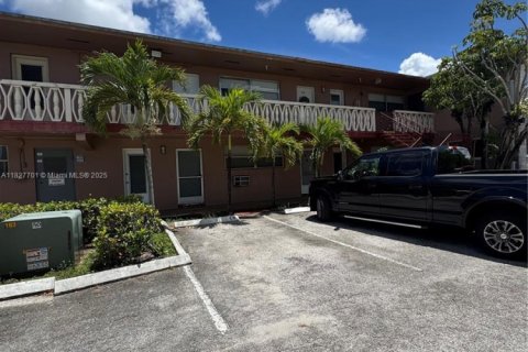 Condo in Miami, Florida, 1 bedroom  № 1804192 - photo 1