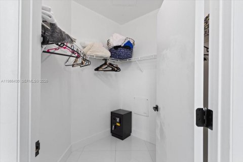 Снять в аренду кондоминиум в Майами, Флорида 2 спальни, 108.51м2, № 2049142 - фото 25