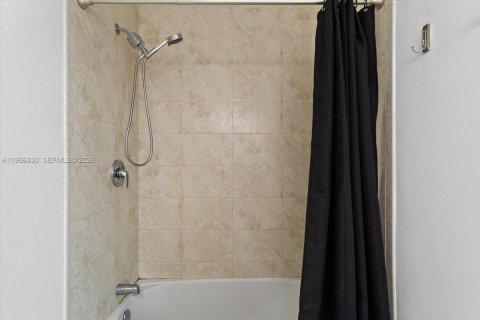 Снять в аренду кондоминиум в Майами, Флорида 2 спальни, 108.51м2, № 2049142 - фото 18