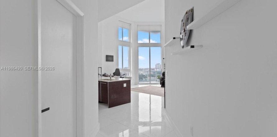 Кондоминиум с 2 спальнями в Майами, Флорида № 2049142