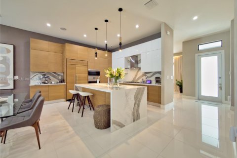 House in Doral, Florida 4 bedrooms, 371.24 sq.m. № 1888370 - photo 22